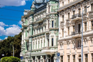 Odessa, Ukrayna, 24 Temmuz 2024 Cityscape, Rusya ile savaş sırasında, Odessa 'daki binalar Rus füzelerinin hedefi ve insanlar her gün sirenler çalsa da sokaklardalar..