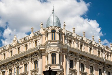 Odessa, Ukrayna, 24 Temmuz 2024 Cityscape, Rusya ile savaş sırasında, Odessa 'daki binalar Rus füzelerinin hedefi ve insanlar her gün sirenler çalsa da sokaklardalar..