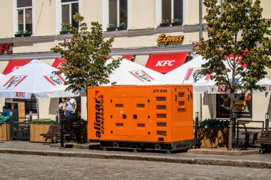 Odessa, Ukrayna, 24 Temmuz 2024 Cityscape, Rusya ile savaş sırasında, Odessa 'daki binalar Rus füzelerinin hedefi ve insanlar her gün sirenler çalsa da sokaklardalar..