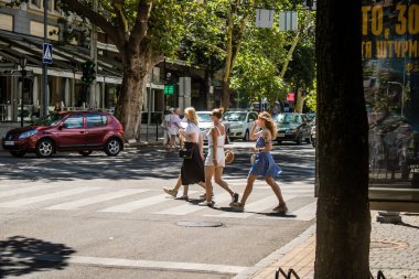 Odessa, Ukrayna, 24 Temmuz 2024 Cityscape, Rusya ile savaş sırasında, Odessa 'daki binalar Rus füzelerinin hedefi ve insanlar her gün sirenler çalsa da sokaklardalar..