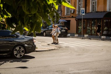 Odessa, Ukrayna, 24 Temmuz 2024 Cityscape, Rusya ile savaş sırasında, Odessa 'daki binalar Rus füzelerinin hedefi ve insanlar her gün sirenler çalsa da sokaklardalar..