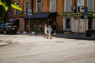 Odessa, Ukrayna, 24 Temmuz 2024 Cityscape, Rusya ile savaş sırasında, Odessa 'daki binalar Rus füzelerinin hedefi ve insanlar her gün sirenler çalsa da sokaklardalar..