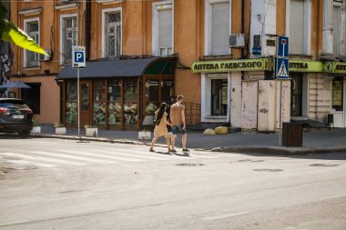 Odessa, Ukrayna, 24 Temmuz 2024 Cityscape, Rusya ile savaş sırasında, Odessa 'daki binalar Rus füzelerinin hedefi ve insanlar her gün sirenler çalsa da sokaklardalar..