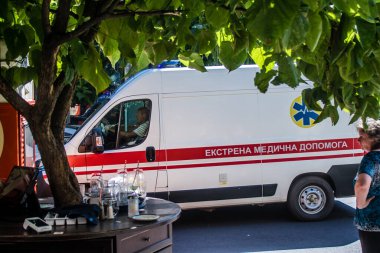 Odessa, Ukrayna, 24 Temmuz 2024 Rusya ile savaş sırasında Odessa şehir merkezinden bir ambulans geçiyor, Odessa Rus füzelerinin ve sirenlerinin sesi her gün yankılanıyor.