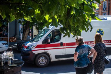 Odessa, Ukrayna, 24 Temmuz 2024 Rusya ile savaş sırasında Odessa şehir merkezinden bir ambulans geçiyor, Odessa Rus füzelerinin ve sirenlerinin sesi her gün yankılanıyor.