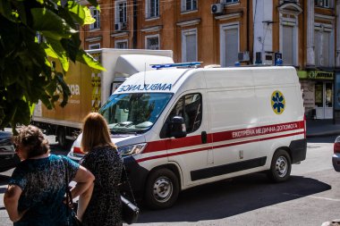 Odessa, Ukrayna, 24 Temmuz 2024 Rusya ile savaş sırasında Odessa şehir merkezinden bir ambulans geçiyor, Odessa Rus füzelerinin ve sirenlerinin sesi her gün yankılanıyor.
