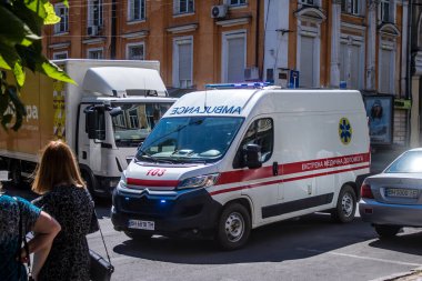 Odessa, Ukrayna, 24 Temmuz 2024 Rusya ile savaş sırasında Odessa şehir merkezinden bir ambulans geçiyor, Odessa Rus füzelerinin ve sirenlerinin sesi her gün yankılanıyor.