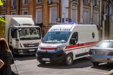 Odessa, Ukrayna, 24 Temmuz 2024 Rusya ile savaş sırasında Odessa şehir merkezinden bir ambulans geçiyor, Odessa Rus füzelerinin ve sirenlerinin sesi her gün yankılanıyor.