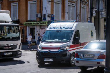 Odessa, Ukrayna, 24 Temmuz 2024 Rusya ile savaş sırasında Odessa şehir merkezinden bir ambulans geçiyor, Odessa Rus füzelerinin ve sirenlerinin sesi her gün yankılanıyor.