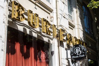 Odessa, Ukrayna, 24 Temmuz 2024 Cityscape, Rusya ile savaş sırasında, Odessa 'daki binalar Rus füzelerinin hedefi ve insanlar her gün sirenler çalsa da sokaklardalar..