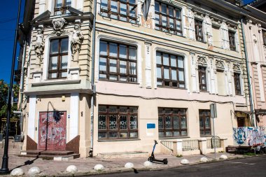 Odessa, Ukrayna, 24 Temmuz 2024 Cityscape, Rusya ile savaş sırasında, Odessa 'daki binalar Rus füzelerinin hedefi ve insanlar her gün sirenler çalsa da sokaklardalar..