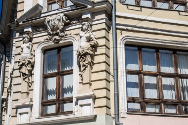 Odessa, Ukrayna, 24 Temmuz 2024 Cityscape, Rusya ile savaş sırasında, Odessa 'daki binalar Rus füzelerinin hedefi ve insanlar her gün sirenler çalsa da sokaklardalar..