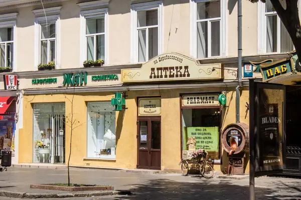 Odessa, Ukrayna, 24 Temmuz 2024 Cityscape, Rusya ile savaş sırasında, Odessa 'daki binalar Rus füzelerinin hedefi ve insanlar her gün sirenler çalsa da sokaklardalar..