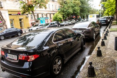 Odessa, Ukrayna, 25 Temmuz 2024 Cityscape, Odessa caddesinde park etmiş arabalar, şehir Rus füzelerinin hedefi ve insanlar her gün sirenler çalsa da sokaklardalar..