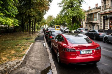 Odessa, Ukrayna, 25 Temmuz 2024 Cityscape, Odessa caddesinde park etmiş arabalar, şehir Rus füzelerinin hedefi ve insanlar her gün sirenler çalsa da sokaklardalar..