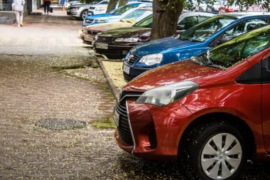 Odessa, Ukrayna, 25 Temmuz 2024 Cityscape, Odessa caddesinde park etmiş arabalar, şehir Rus füzelerinin hedefi ve insanlar her gün sirenler çalsa da sokaklardalar..