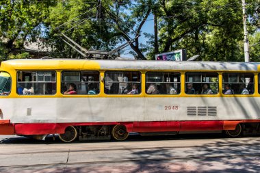 Odessa, Ukrayna, 27 Temmuz 2024 Odessa tramvayı şehir düzenli olarak bombalanırken, Odessa 'daki kamu hizmetleri her gün Rus füze ve sirenlerinin sesi altında..