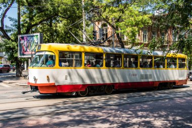Odessa, Ukrayna, 27 Temmuz 2024 Odessa tramvayı şehir düzenli olarak bombalanırken, Odessa 'daki kamu hizmetleri her gün Rus füze ve sirenlerinin sesi altında..