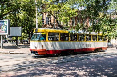 Odessa, Ukrayna, 27 Temmuz 2024 Odessa tramvayı şehir düzenli olarak bombalanırken, Odessa 'daki kamu hizmetleri her gün Rus füze ve sirenlerinin sesi altında..