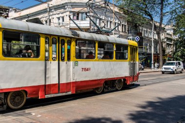 Odessa, Ukrayna, 27 Temmuz 2024 Odessa tramvayı şehir düzenli olarak bombalanırken, Odessa 'daki kamu hizmetleri her gün Rus füze ve sirenlerinin sesi altında..