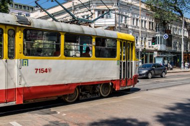 Odessa, Ukrayna, 27 Temmuz 2024 Odessa tramvayı şehir düzenli olarak bombalanırken, Odessa 'daki kamu hizmetleri her gün Rus füze ve sirenlerinin sesi altında..