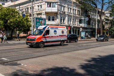 Odessa, Ukrayna, 27 Temmuz 2024 Rusya ile savaş sırasında Odessa şehir merkezinden bir ambulans geçiyor, Odessa her gün Rus füzelerinin ve sirenlerinin sesi duyuluyor.