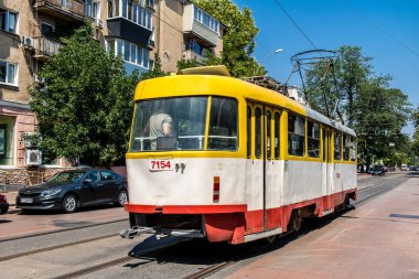Odessa, Ukrayna, 27 Temmuz 2024 Odessa tramvayı şehir düzenli olarak bombalanırken, Odessa 'daki kamu hizmetleri her gün Rus füze ve sirenlerinin sesi altında..