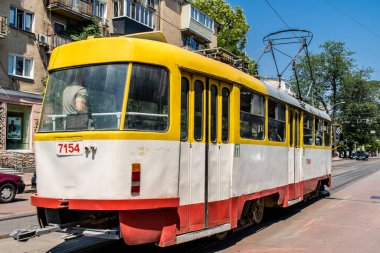 Odessa, Ukrayna, 27 Temmuz 2024 Odessa tramvayı şehir düzenli olarak bombalanırken, Odessa 'daki kamu hizmetleri her gün Rus füze ve sirenlerinin sesi altında..