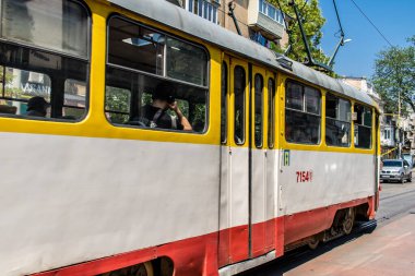 Odessa, Ukrayna, 27 Temmuz 2024 Odessa tramvayı şehir düzenli olarak bombalanırken, Odessa 'daki kamu hizmetleri her gün Rus füze ve sirenlerinin sesi altında..