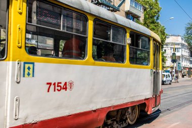 Odessa, Ukrayna, 27 Temmuz 2024 Odessa tramvayı şehir düzenli olarak bombalanırken, Odessa 'daki kamu hizmetleri her gün Rus füze ve sirenlerinin sesi altında..