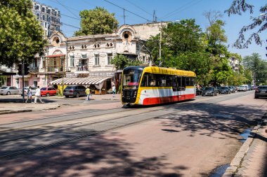 Odessa, Ukrayna, 27 Temmuz 2024 Odessa tramvayı şehir düzenli olarak bombalanırken, Odessa 'daki kamu hizmetleri her gün Rus füze ve sirenlerinin sesi altında..