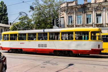Odessa, Ukrayna, 27 Temmuz 2024 Odessa tramvayı şehir düzenli olarak bombalanırken, Odessa 'daki kamu hizmetleri her gün Rus füze ve sirenlerinin sesi altında..