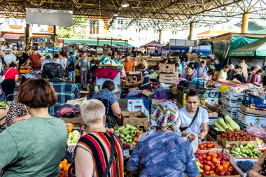 Odesa, Ukrayna, 27 Temmuz 2024 Pryvoz pazarı Odesa 'daki en büyük gıda pazarı ve dünyanın en büyük pazarlarından biridir. İnsanlar çabuk alışveriş yapıyor çünkü Odesa Ruslar tarafından saldırı altında.