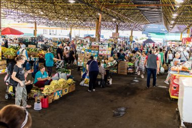 Odesa, Ukrayna, 27 Temmuz 2024 Pryvoz pazarı Odesa 'daki en büyük gıda pazarı ve dünyanın en büyük pazarlarından biridir. İnsanlar çabuk alışveriş yapıyor çünkü Odesa Ruslar tarafından saldırı altında.