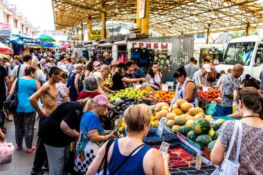 Odesa, Ukrayna, 27 Temmuz 2024 Pryvoz pazarı Odesa 'daki en büyük gıda pazarı ve dünyanın en büyük pazarlarından biridir. İnsanlar çabuk alışveriş yapıyor çünkü Odesa Ruslar tarafından saldırı altında.