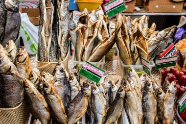 Odesa, Ukrayna, 27 Temmuz 2024. Odesa 'daki en büyük gıda pazarı ve dünyanın en büyük pazarlarından biri olan ünlü Pryvoz pazarında balık ve deniz ürünleri satılıyor..