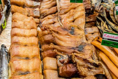 Odesa, Ukrayna, 27 Temmuz 2024. Odesa 'daki en büyük gıda pazarı ve dünyanın en büyük pazarlarından biri olan ünlü Pryvoz pazarında balık ve deniz ürünleri satılıyor..