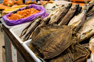 Odesa, Ukrayna, 27 Temmuz 2024. Odesa 'daki en büyük gıda pazarı ve dünyanın en büyük pazarlarından biri olan ünlü Pryvoz pazarında balık ve deniz ürünleri satılıyor..