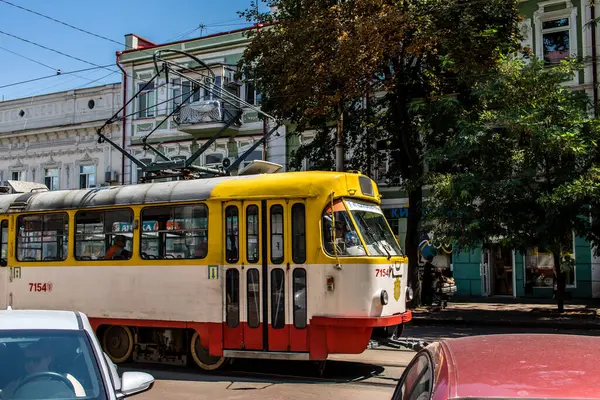 Odessa, Ukrayna, 27 Temmuz 2024 Odessa tramvayı şehir düzenli olarak bombalanırken, Odessa 'daki kamu hizmetleri her gün Rus füze ve sirenlerinin sesi altında..