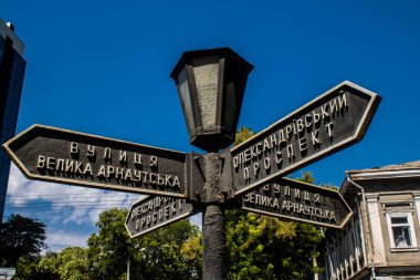 Odessa, Ukrayna, 29 Temmuz 2024 Cityscape, Rusya ile savaş sırasında, Odessa 'daki binalar Rus füzelerinin hedefi ve insanlar her gün sirenler çalsa da sokaklardalar..