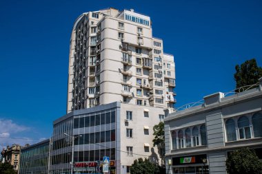 Odessa, Ukrayna, 29 Temmuz 2024 Cityscape, Rusya ile savaş sırasında, Odessa 'daki binalar Rus füzelerinin hedefi ve insanlar her gün sirenler çalsa da sokaklardalar..