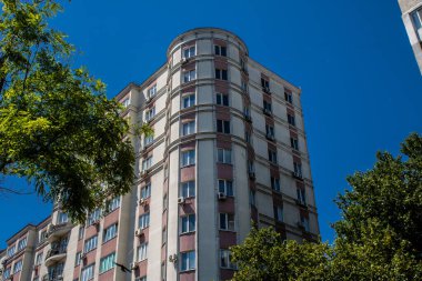 Odessa, Ukrayna, 29 Temmuz 2024 Cityscape, Rusya ile savaş sırasında, Odessa 'daki binalar Rus füzelerinin hedefi ve insanlar her gün sirenler çalsa da sokaklardalar..