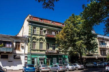 Odessa, Ukrayna, 29 Temmuz 2024 Cityscape, Rusya ile savaş sırasında, Odessa 'daki binalar Rus füzelerinin hedefi ve insanlar her gün sirenler çalsa da sokaklardalar..