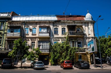 Odessa, Ukrayna, 29 Temmuz 2024 Cityscape, Rusya ile savaş sırasında, Odessa 'daki binalar Rus füzelerinin hedefi ve insanlar her gün sirenler çalsa da sokaklardalar..