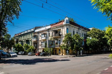 Odessa, Ukrayna, 29 Temmuz 2024 Cityscape, Rusya ile savaş sırasında, Odessa 'daki binalar Rus füzelerinin hedefi ve insanlar her gün sirenler çalsa da sokaklardalar..