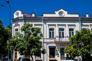 Odessa, Ukrayna, 29 Temmuz 2024 Cityscape, Rusya ile savaş sırasında, Odessa 'daki binalar Rus füzelerinin hedefi ve insanlar her gün sirenler çalsa da sokaklardalar..