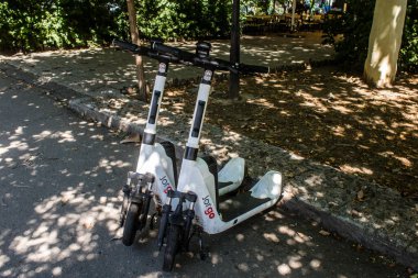 Odessa, Ukrayna, 29 Temmuz 2024 Odessa sokaklarına park edilmiş elektrikli scooter, küçük bir iç yanmalı motorlar ve merkezde bir güverte ile çalışıyor..