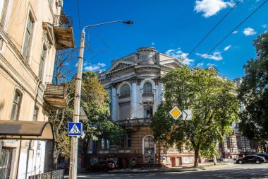 Odessa, Ukrayna, 31 Temmuz 2024 Cityscape, Rusya ile savaş sırasında, Odessa 'daki binalar Rus füzelerinin hedefi ve insanlar her gün sirenler çalsa da sokaklardalar..