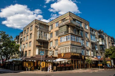 Odessa, Ukrayna, 31 Temmuz 2024 Cityscape, Rusya ile savaş sırasında, Odessa 'daki binalar Rus füzelerinin hedefi ve insanlar her gün sirenler çalsa da sokaklardalar..