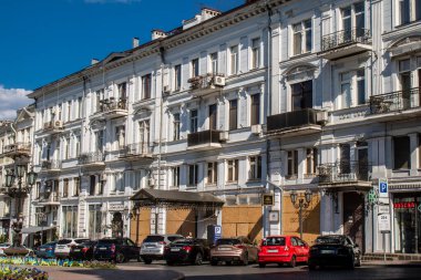 Odessa, Ukrayna, 31 Temmuz 2024 Cityscape, Rusya ile savaş sırasında, Odessa 'daki binalar Rus füzelerinin hedefi ve insanlar her gün sirenler çalsa da sokaklardalar..